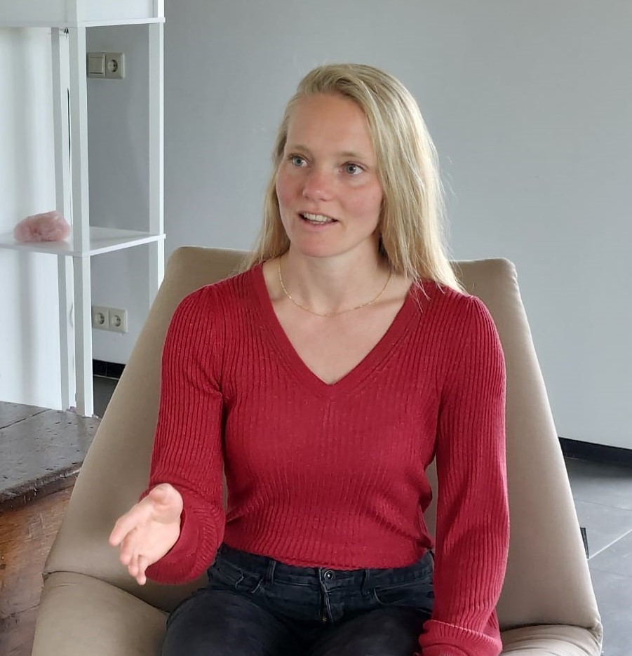 Bente Dikken is huisarts en hypnotherapeut. Zij biedt hypnose voor PDS aan via een online hypnotherapie programma speciaal voor mensen met Prikkelbare Darm Syndroom (PDS).